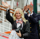Kronprinsessen vinker til folk på kaia. Foto: Lise Åserud, NTB